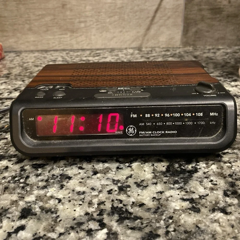 Vintage GE Digital Alarm Clock Radio AM/FM 7-4613A Woodgrain Please Read Descrip